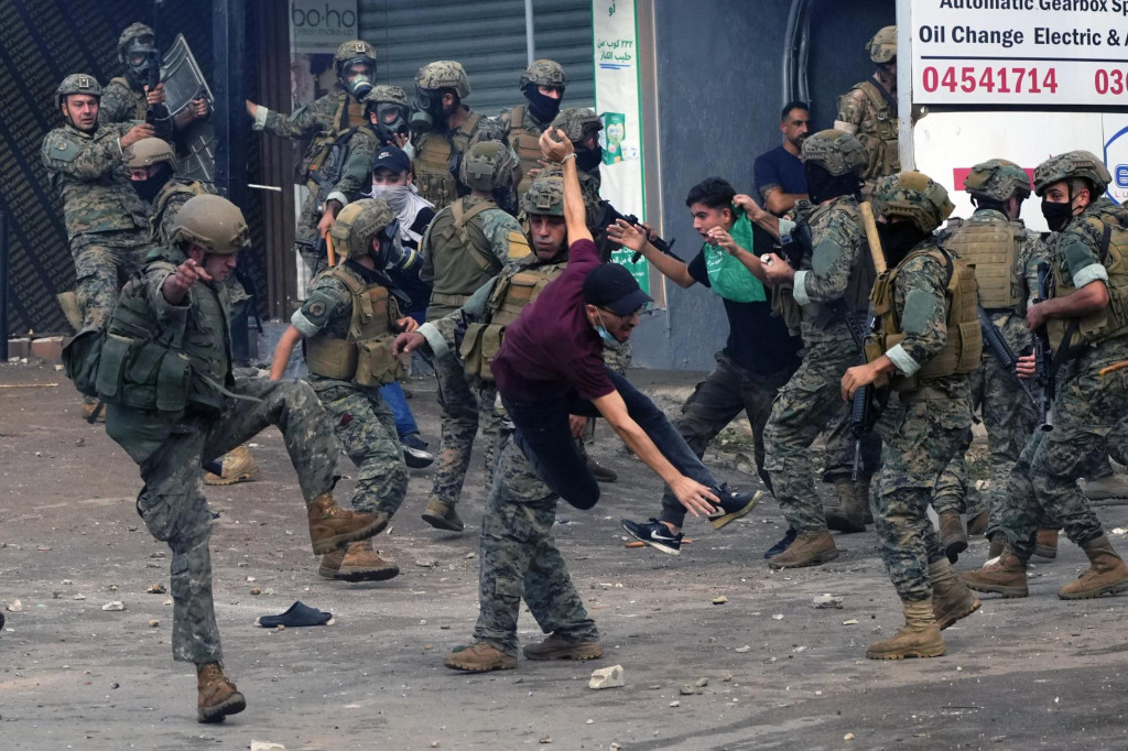 Libanonskí vojaci v kolízii s protestujúcimi počas demonštrácie proti útokom Izraela na pásmo Gazy pred americkým veľvyslanectvom v Bejrúte. FOTO: TASR/AP