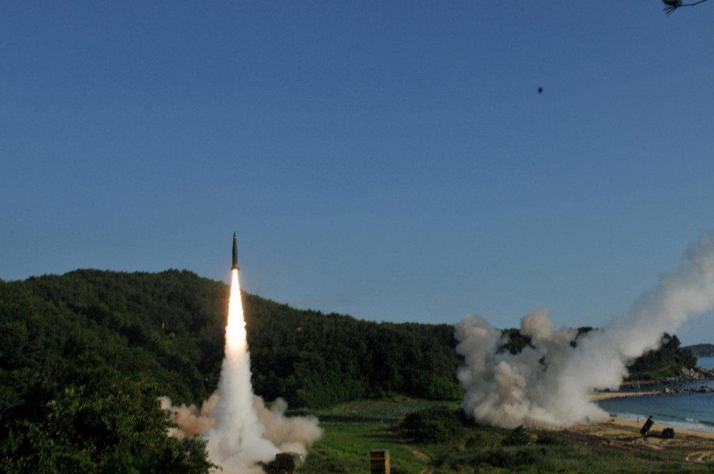 Jednotky Spojených štátov a Južnej Kórey využívajúce armádny taktický raketový systém a juhokórejskú raketu Hyunmoo Missile II. FOTO: Reuters