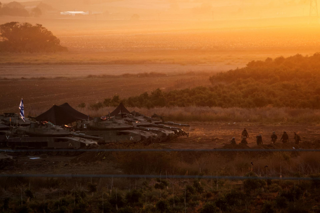 Formácia izraelských tankov blízko izraelských hraníc s pásmom Gazy. FOTO: Reuters