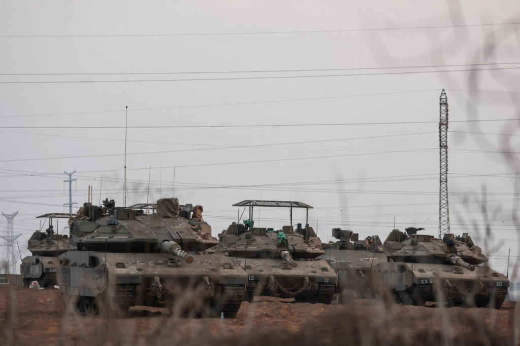 Izraelské tanky sú umiestnené blízko izraelských hraníc s pásmom Gazy. FOTO: Reuters