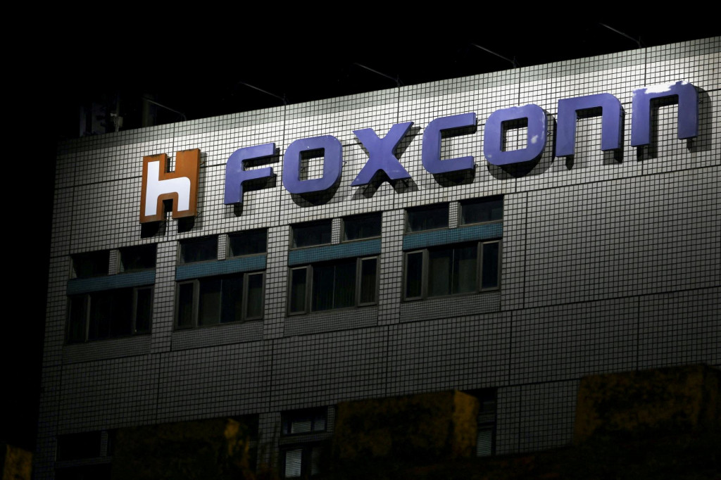 Logo spoločnosti Foxconn pred budovou spoločnosti v Tchaj-peji.  FOTO: Reuters