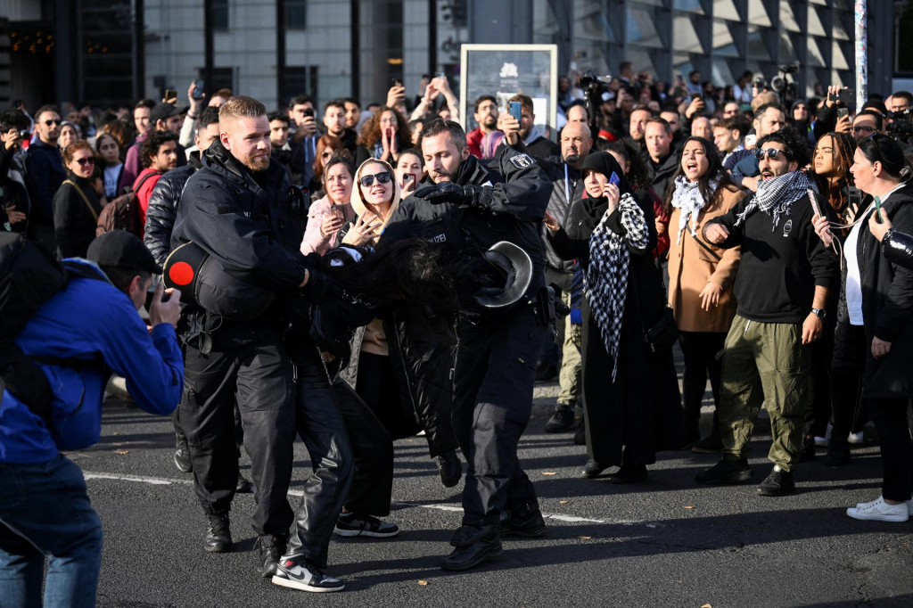Policajti zadržali demonštranta na námestí Potsdamer Platz počas neohláseného propalestínskeho protestu v Berlíne.  FOTO: Reuters
