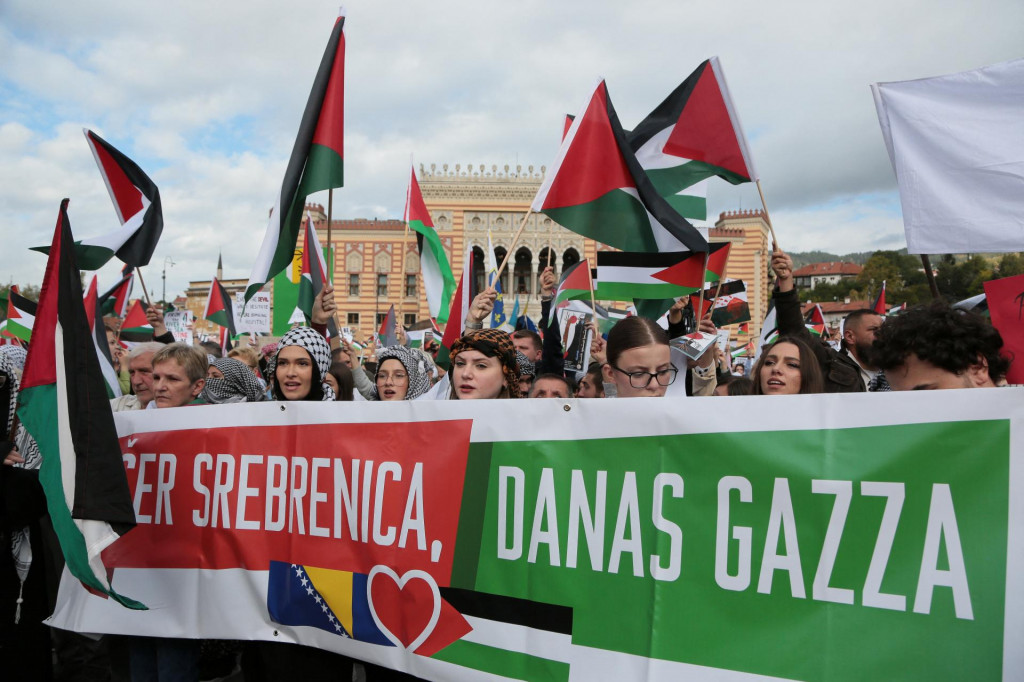 Ľudia z Bosny držia transparent počas zhromaždenia na podporu palestínskeho ľudu v pásme Gazy. FOTO: Reuters