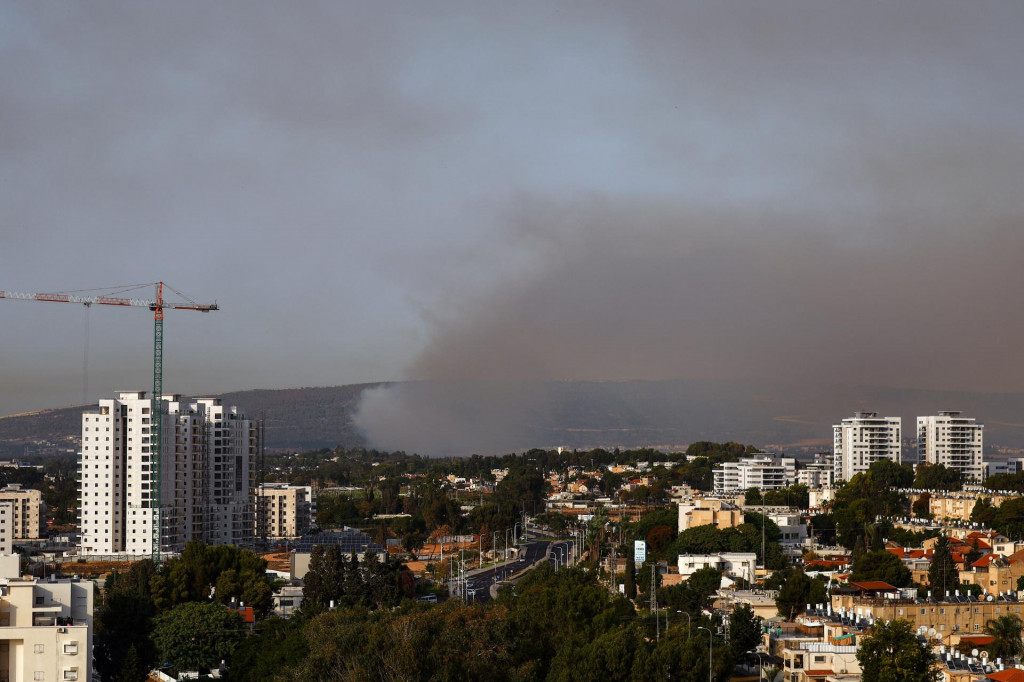 Nad hranicou Izraela s Libanonom stúpa dym.  FOTO: Reuters