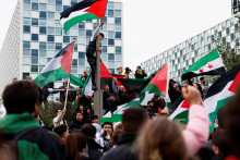 Ľudia protestujúci na podporu Palestínčanov v Gaze pred sídlom Medzinárodného trestného súdu v Holandsku. FOTO: Reuters