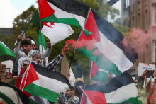 Ľudia sa zúčastňujú na proteste na podporu Palestínčanov v Gaze pred sídlom Európskej komisie v belgickom Bruseli. FOTO: REUTERS