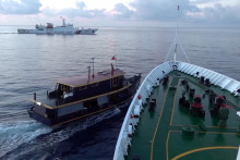 Loď plávajúca pod filipínskou vlajkou je zablokovaná plavidlom čínskej pobrežnej stráže počas incidentu, ktorý vyústil do kolízie medzi týmito dvoma plavidlami. FOTO: Reuters