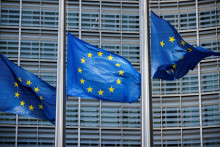 Vlajky Európskej únie pred budovou Európskej komisie v belgickom Bruseli. FOTO: REUTERS