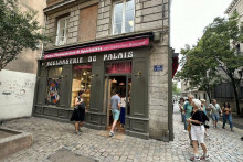 V bufetoch v Paríži miestni nakupujú koláče či croissanty.