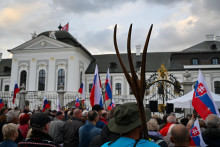 Na snímke účastníci verejného zhromaždenia na podporu Rudolfa Huliaka pred Prezidentským palácom na Hodžovom námestí v Bratislave. FOTO: TASR/P. Zachar