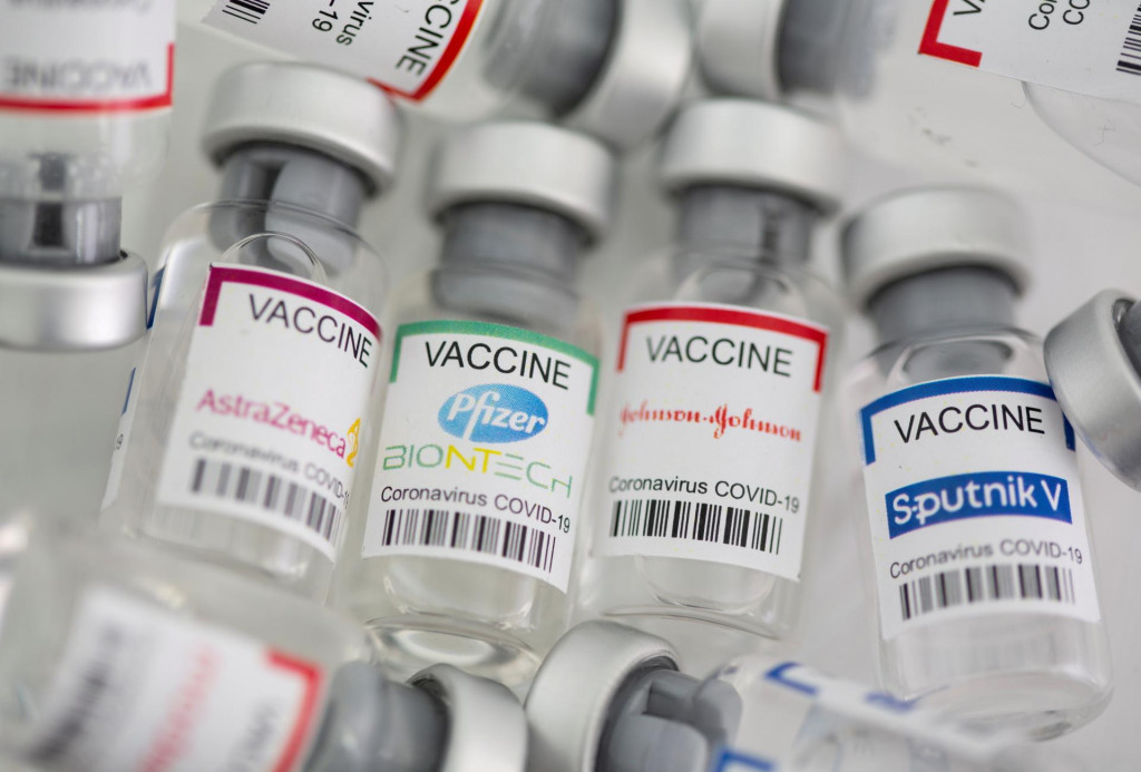 Fľaštičky s vakcínami AstraZeneca Pfizer – Biontech, Johnson&Johnson a Sputnik V. FOTO: Reuters