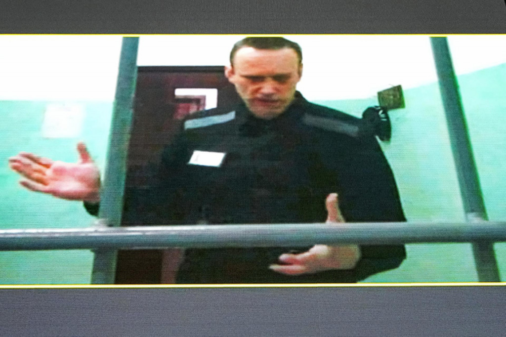 Na archívnej snímke z 22. júna 2023 ruský opozičný líder Alexej Navaľnyj na TV obrazovke počas videolinku z väznice v meste Melechovov rámci vypočúvania na Ruskom najvyššom súde v Moskve. FOTO: TASR/AP
