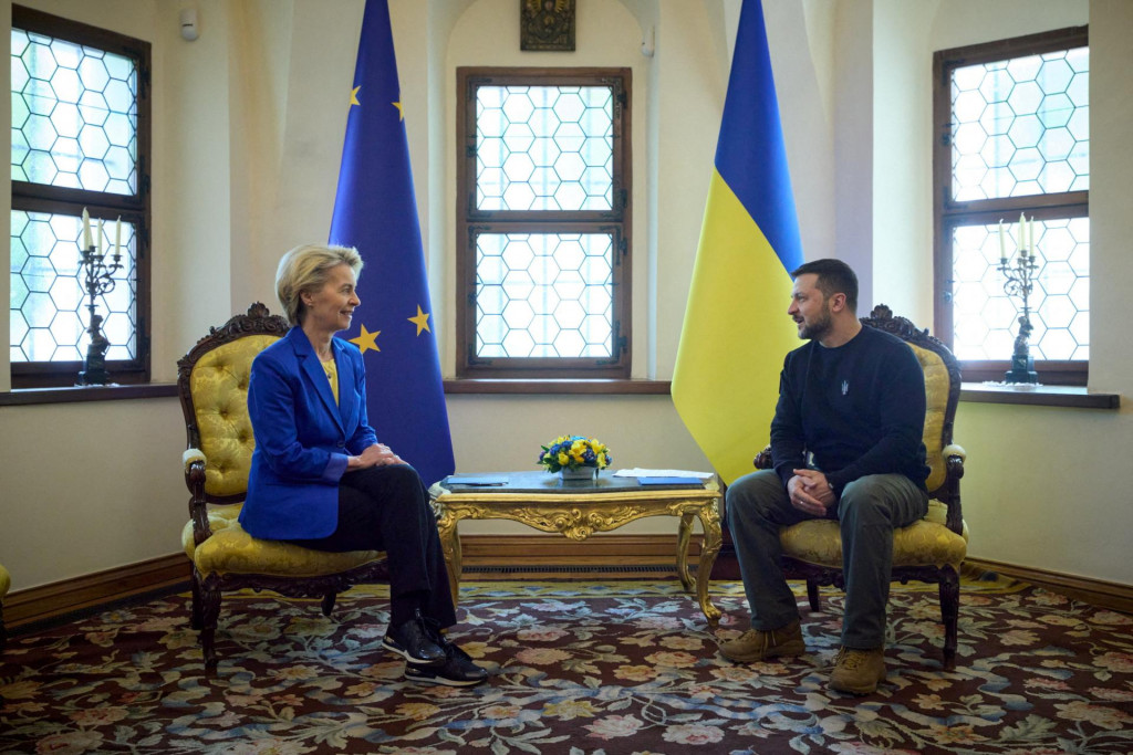 Šéfka Európskej komisie Ursula von der Leyenová a ukrajinský prezident Volodymyr Zelenskyj. FOTO: REUTERS