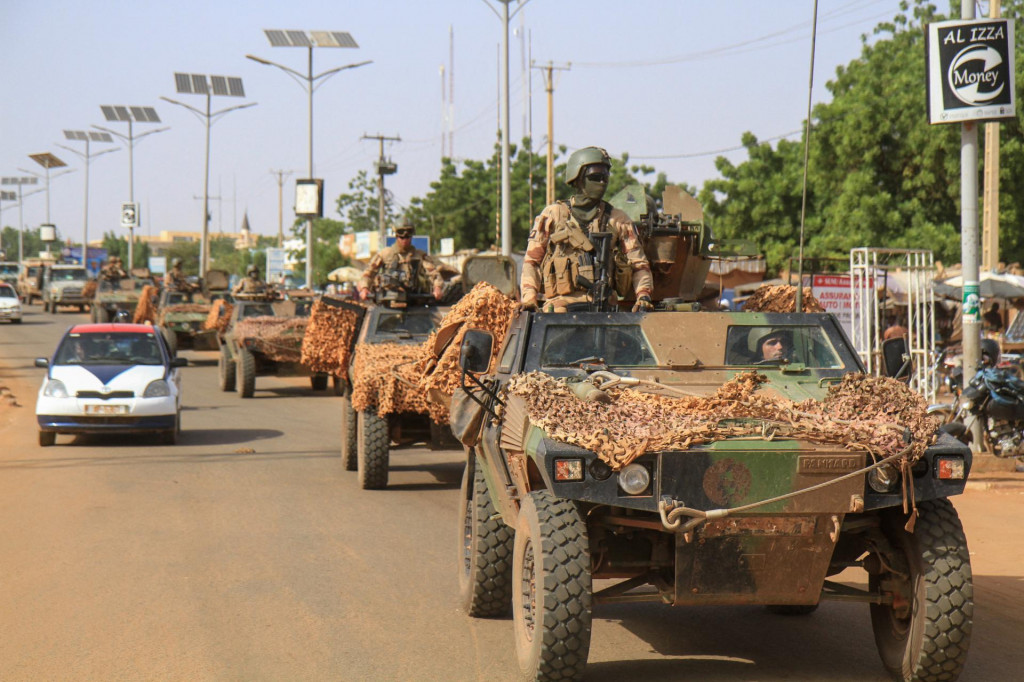 Konvoj francúzskych jednotiek so základňou v Nigeri. FOTO: Reuters