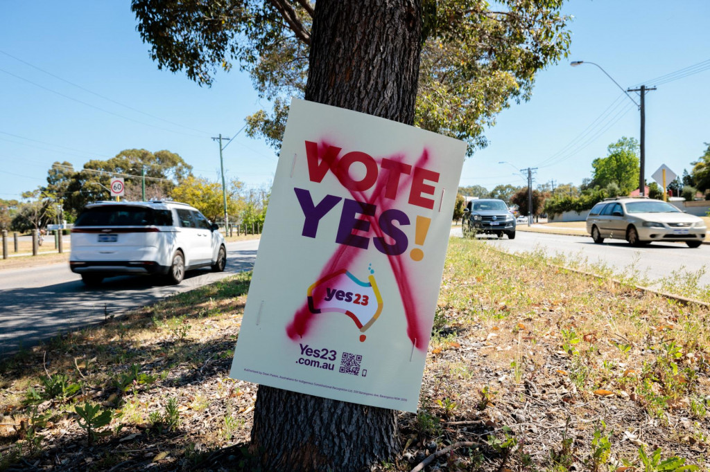 Znehodnotený nápis Vote Yes počas referenda o uznaní práv pôvodného obyvateľstva Austrálie. FOTO: Reuters