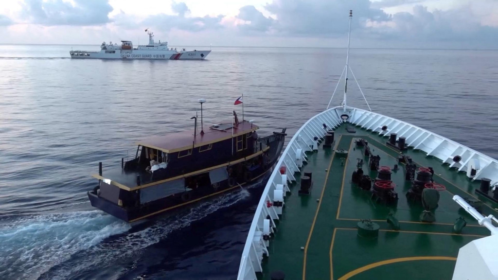 Loď plávajúca pod filipínskou vlajkou je zablokovaná plavidlom čínskej pobrežnej stráže počas incidentu, ktorý vyústil do kolízie medzi týmito dvoma plavidlami. FOTO: Reuters