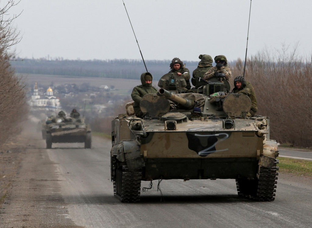 Príslušníci proruských jednotiek počas jazdy na obrnených vozidlách. FOTO: REUTERS