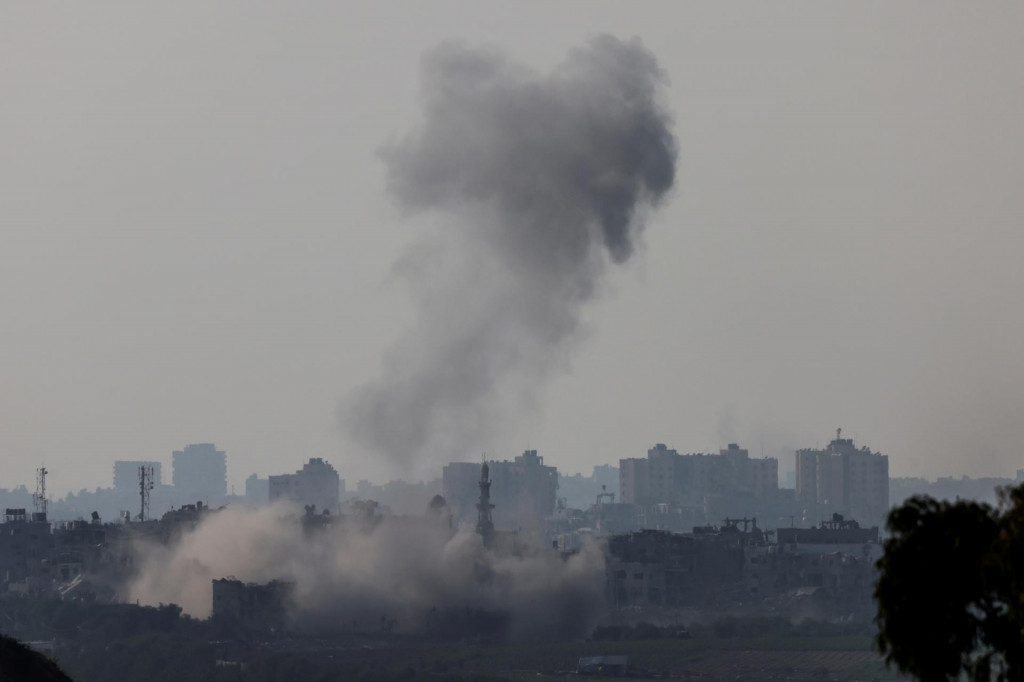 Stúpajúci dym v Gaze. FOTO: Reuters