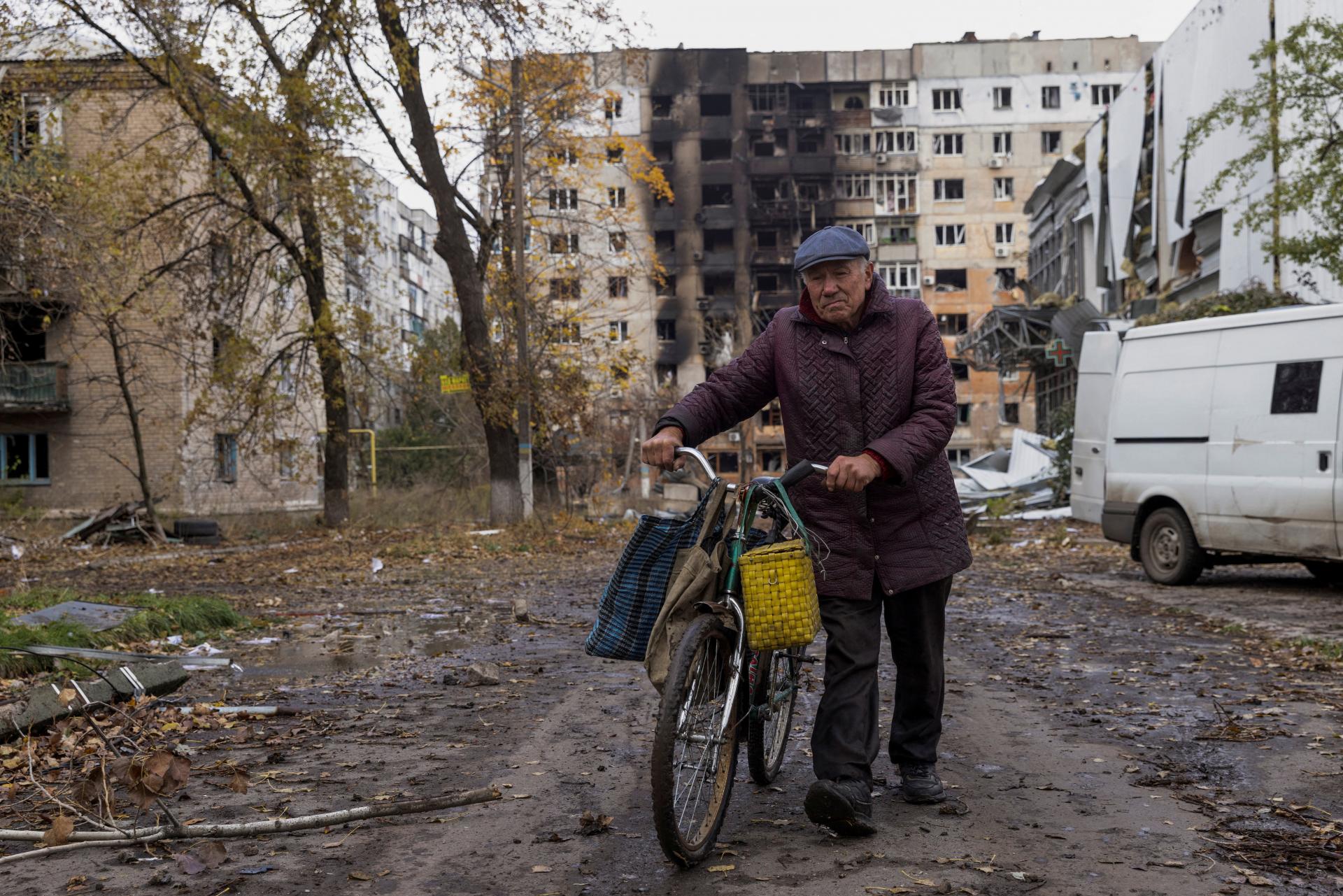 V ukrajinskej Avdijivke, na ktorú vo veľkom útočia ruské sily, zostáva asi tisíc civilistov