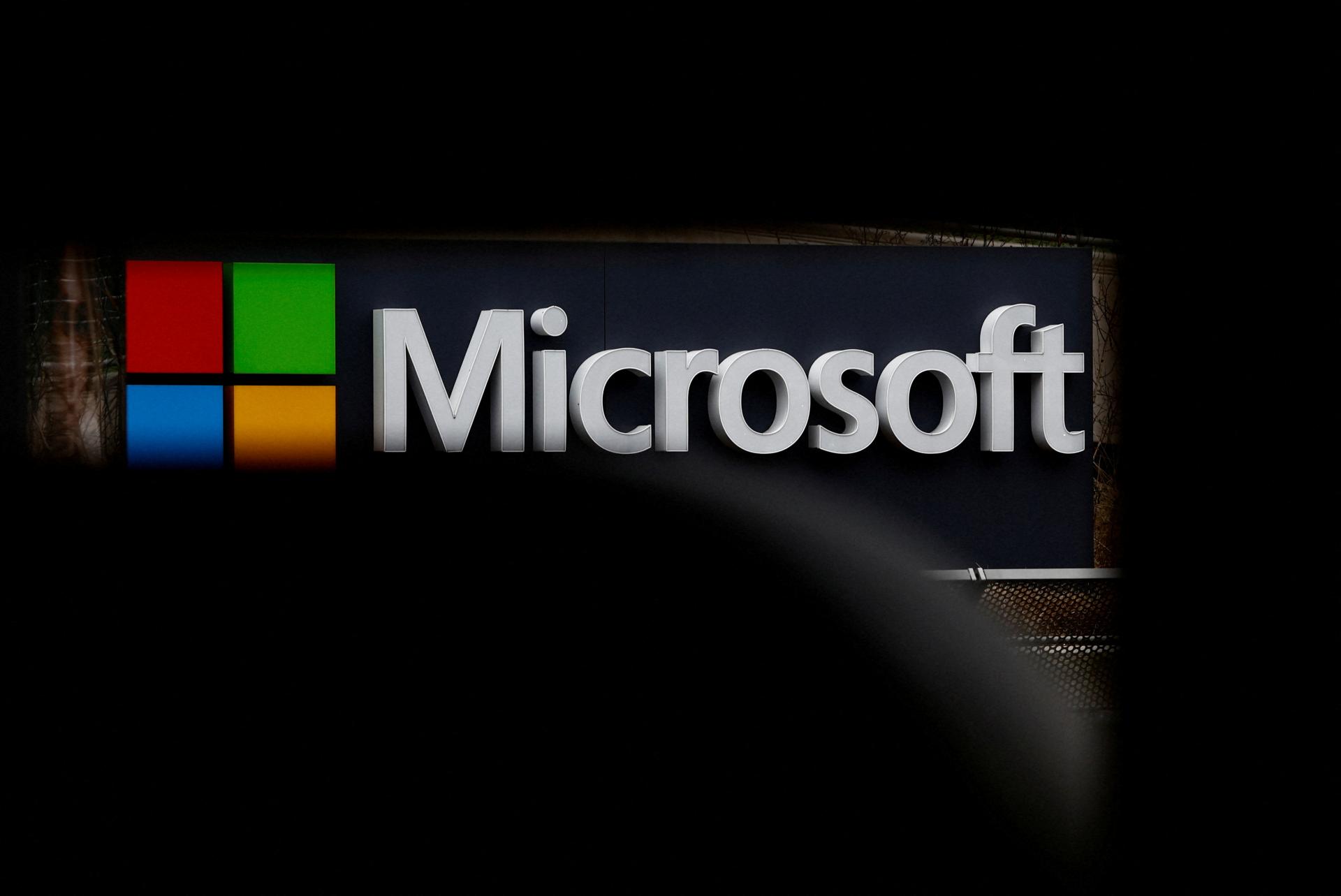 Microsoft zvýšil štvrťročný zisk, tržby prekonali očakávania