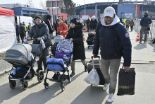 Na snímke utečenci z Ukrajiny na hraničnom priechode vo Vyšnom Nemeckom.