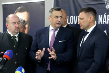 Zľava Rudolf Huliak, predseda SNS Andrej Danko a Tomáš Taraba. FOTO: TASR/Ján Krošlák