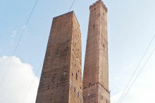 Garisenda je jednou z dvoch stredovekých veží, ktoré predstavujú jeden zo symbolov Bologne. FOTO: Wikimedia Commons