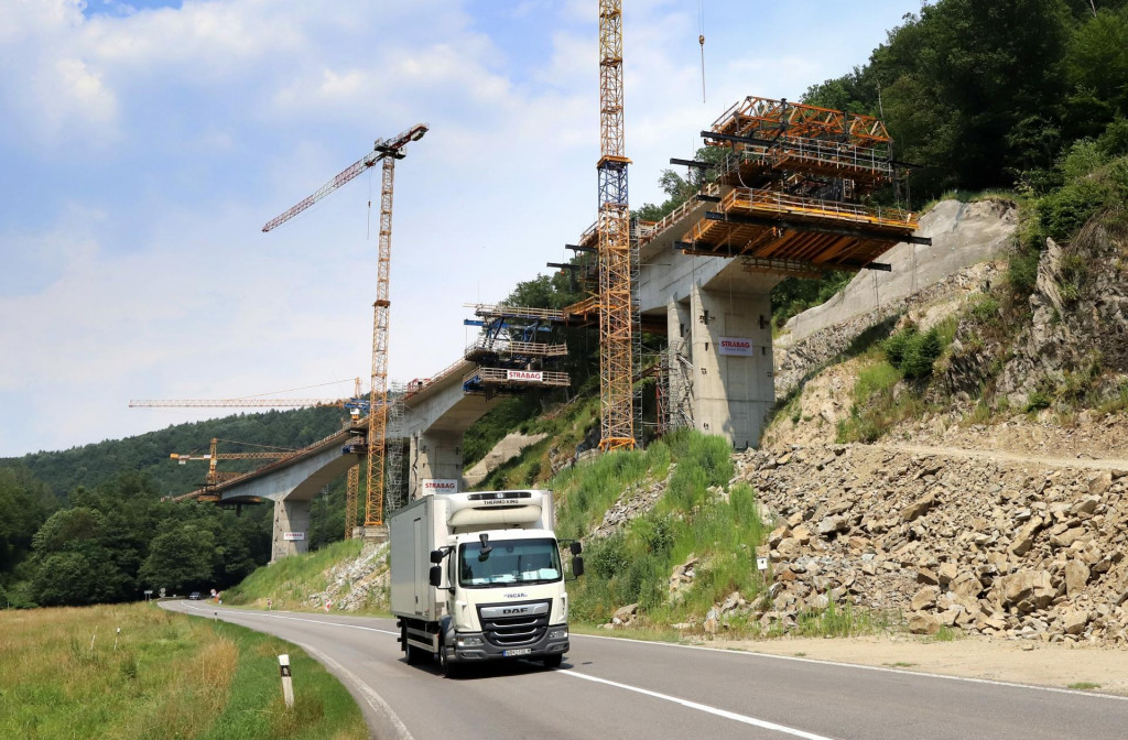 Výstavba úseku rýchlostnej cesty R2. FOTO: TASR/Ján Krošlák