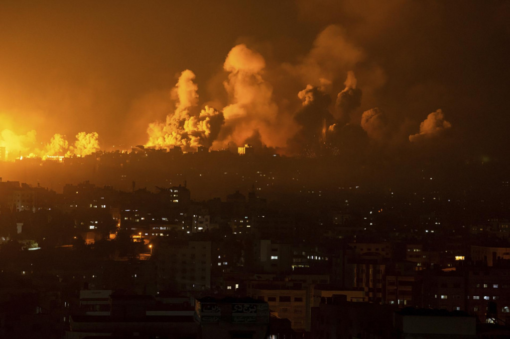 Plamene a dym stúpajú pri explózii po izraelskom leteckom útoku na Gazu. FOTO: TASR/AP