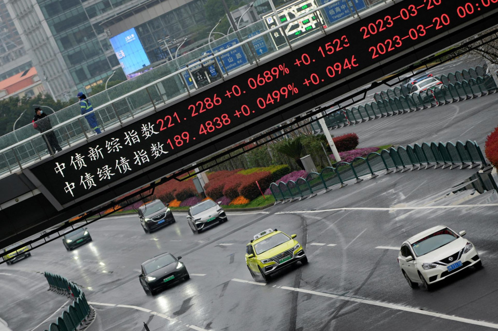 Elektronická tabuľa zobrazuje akciové indexy vo finančnej štvrti v Šanghaji. FOTO: Reuters