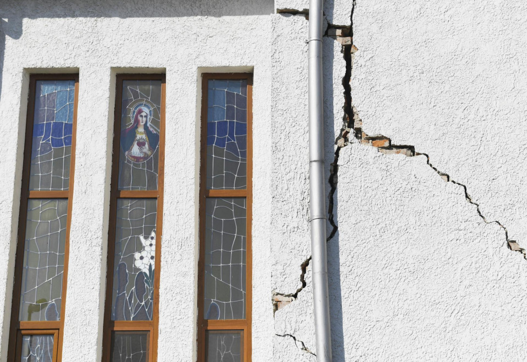 Kostol poškodený zemetrasením v obci Nižná Sitnica v okrese Humenné. FOTO: TASR/František Iván