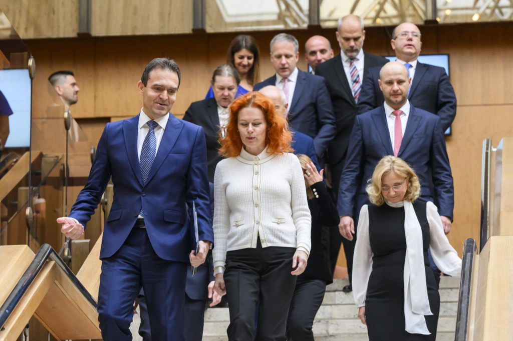 V popred&iacute; sprava dočasne poveren&aacute; podpredsedn&iacute;čka vl&aacute;dy odborn&iacute;kov L&iacute;via Va&scaron;&aacute;kov&aacute;. FOTO: TASR/Jaroslav Nov&aacute;k