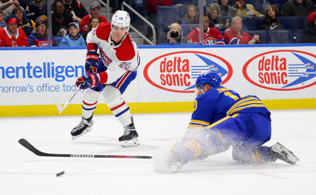 Obranca Buffala Sabres Henri Jokiharju sa snaží zblokovať strelu Juraja Slafkovského.Montrealu Canadiens. FOTO: Reuters