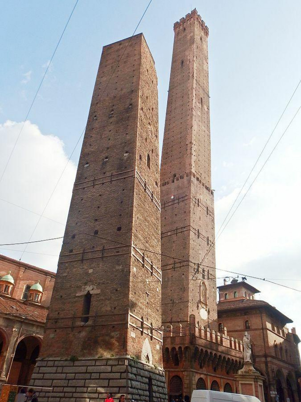 Garisenda je jednou z dvoch stredovekých veží, ktoré predstavujú jeden zo symbolov Bologne. FOTO: Wikimedia Commons