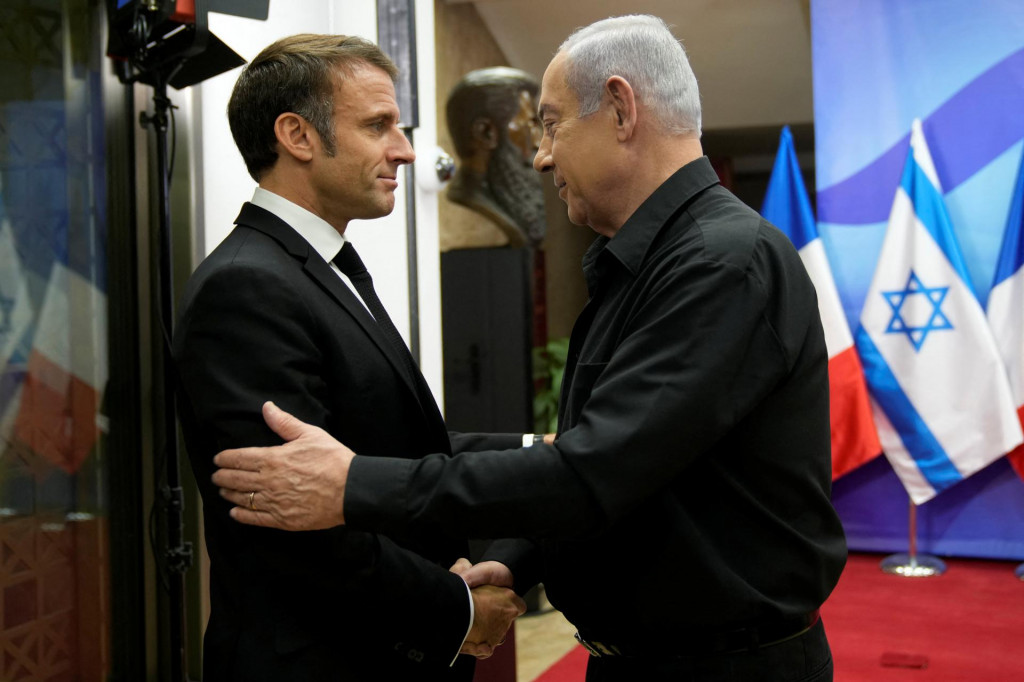 Izraelský premiér Benjamin Netanjahu víta francúzskeho prezidenta Emmanuela Macrona. FOTO: Reuters