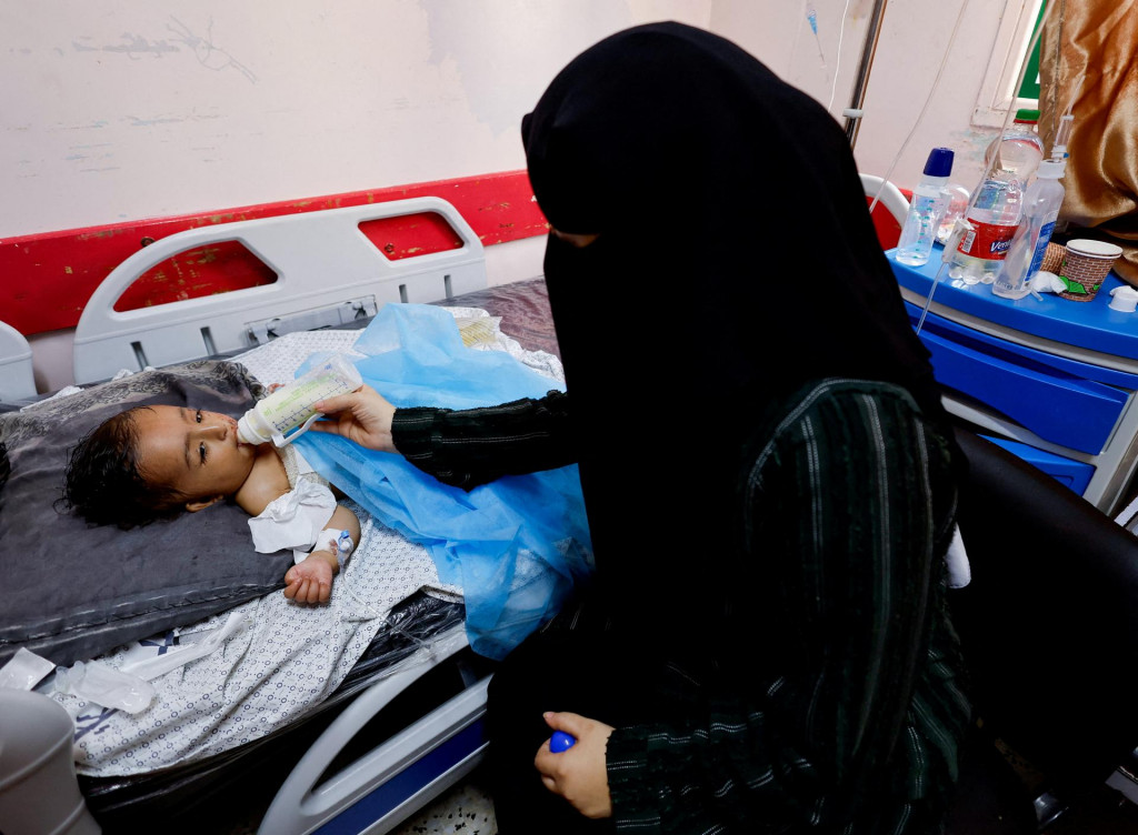 Wateen, 14-mesačná Palestínčanka, ktorá bola zranená pri izraelskom útoku, ktorý zabil jej matku a zranil jej dvojča Ahmeda. FOTO: Reuters