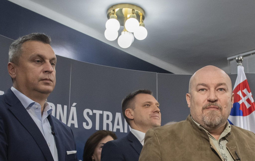 Na sn&iacute;mke sprava Rudolf Huliak, Tom&aacute;&scaron; Taraba a predseda SNS Andrej Danko. FOTO: TASR/M. Baumann