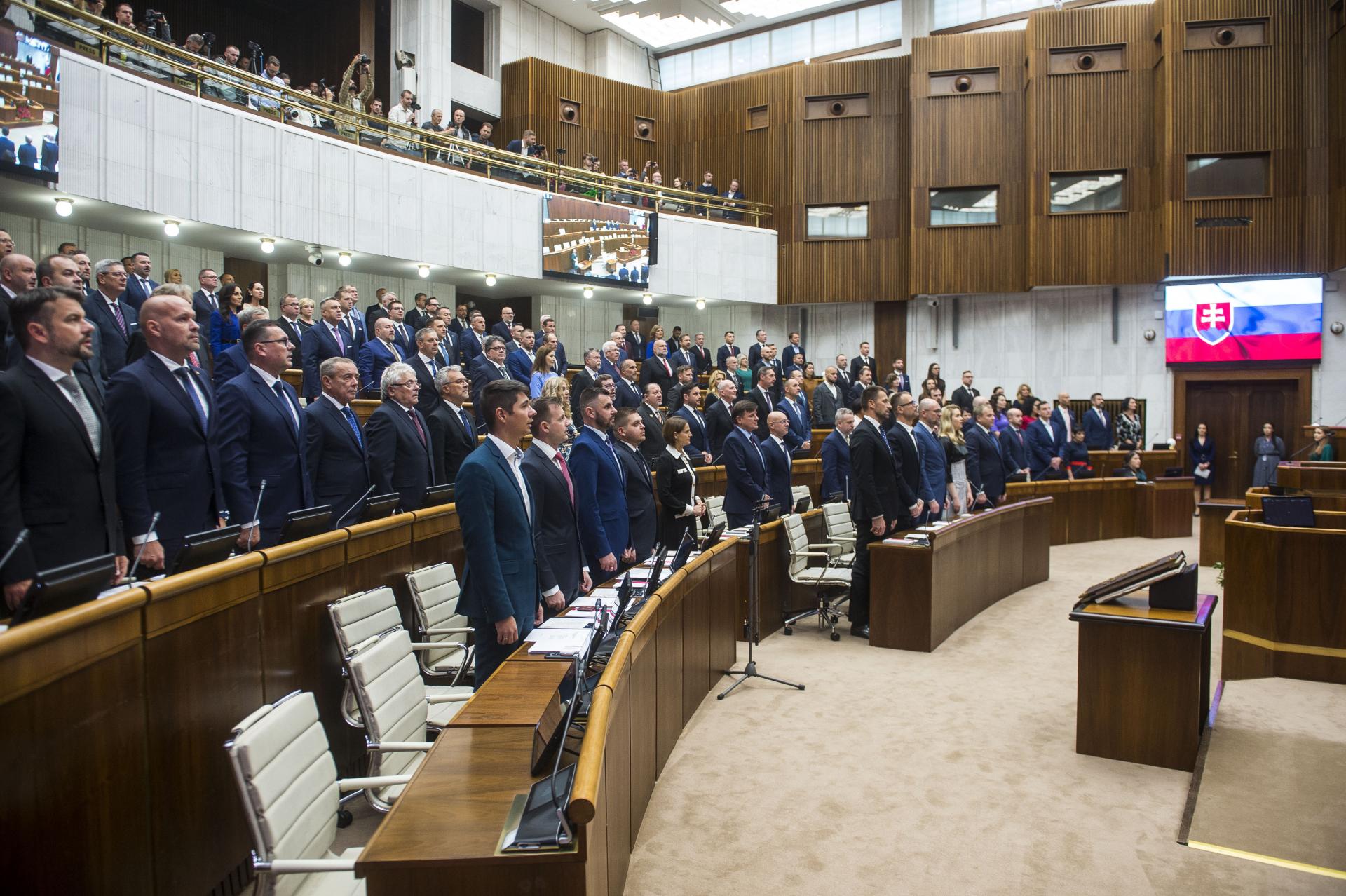 Ustanovujúca schôdza Národnej rady: Poslanci zložili sľuby, volia nové vedenie parlamentu