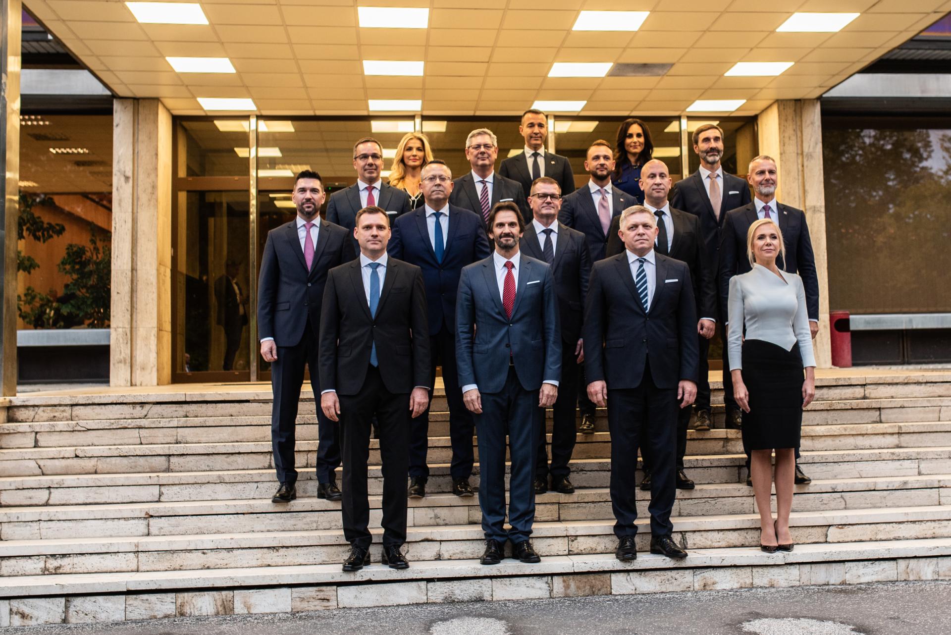Ficov kabinet sa stretol po prvýkrát: Ministri odchádzali na úrad vlády hneď po vymenovaní