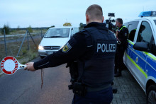 Nemeckí policajti zastavujú vozidlo počas hliadky pozdĺž nemecko-poľskych hraníc. FOTO: Reuters