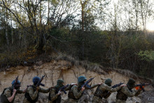 Príslušníci sibírskeho práporu Medzinárodnej légie ukrajinských ozbrojených sa zúčastňujú vojenských cvičení. FOTO: Reuters