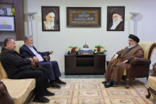 Vodca libanonského Hizballáhu Hasan Nasralláh sa stretáva s generálnym tajomníkom džihádu Zijádom Nachalou a zástupcom vodcu Hamasu Sálihom Arúrím. FOTO: Reuters