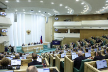 Členovia hornej komory parlamentu Ruskej federácie sa zúčastňujú na schôdzi. FOTO: Reuters