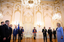 Dezignovaný predseda vlády Robert Fico a prezidentka Zuzana Čaputová stoja v deň inaugurácie nového kabinetu v Prezidentskom paláci v Bratislave. FOTO: Reuters