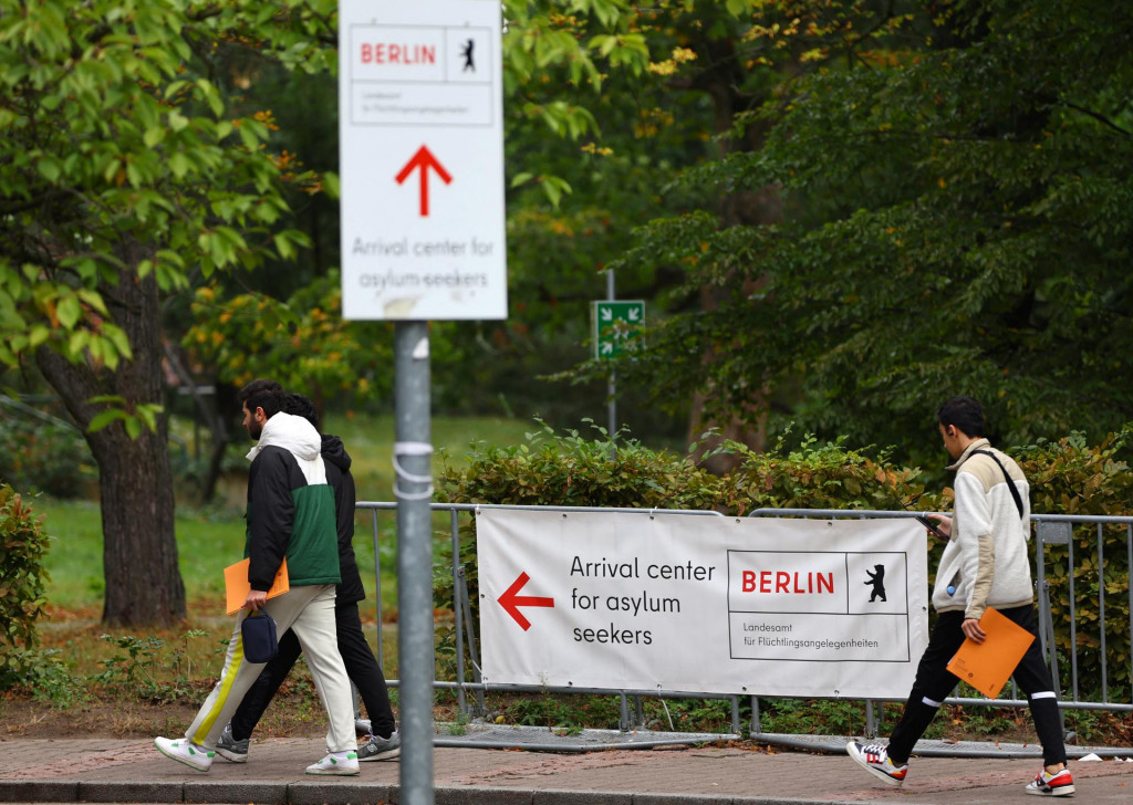 Migranti kráčajú pešo do centra pre žiadateľov o azyl v berlínskej štvrti Reinickendorf v Nemecku. FOTO: Reuters