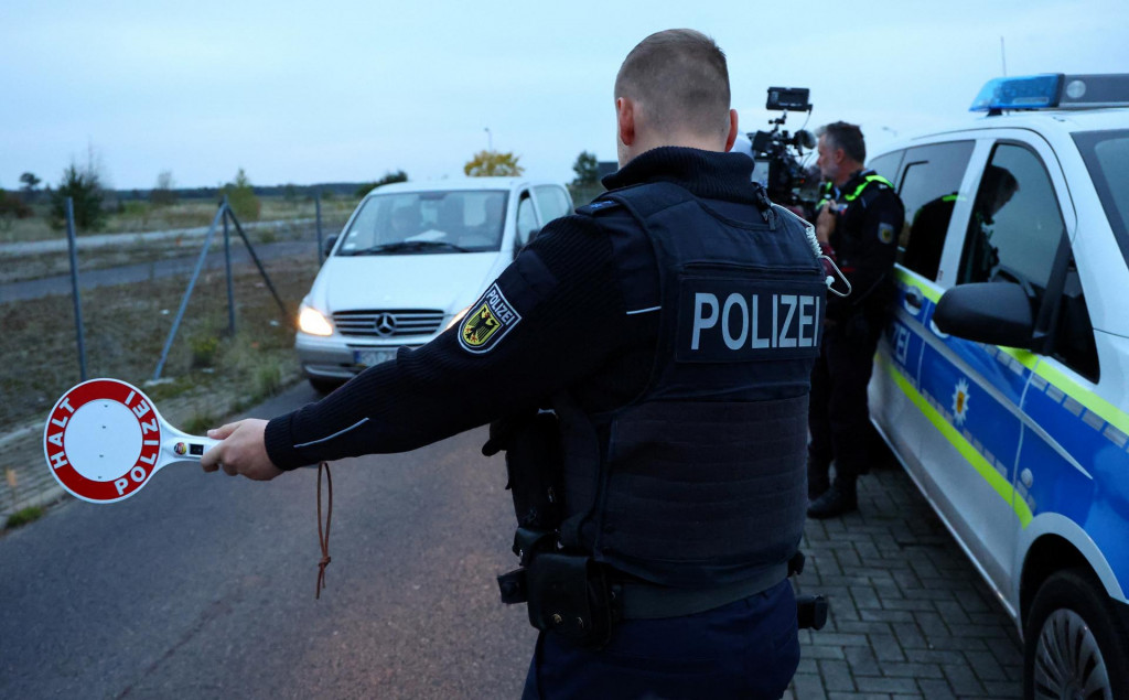 Nemeckí policajti zastavujú vozidlo počas hliadky pozdĺž nemecko-poľskych hraníc. FOTO: Reuters