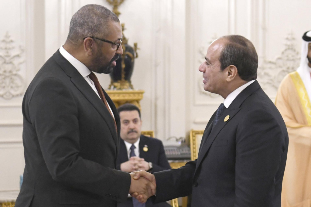 Britský minister zahraničných vecí James Cleverly (vľavo) a egyptský prezident Abdal Fattáh Sísí. FOTO: TASR/AP