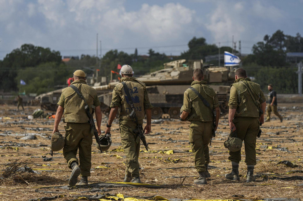 Izraelskí vojaci sa zhromažďujú neďaleko hranice Izraela s pásmom Gazy na juhu Izraela. FOTO: TASR/AP