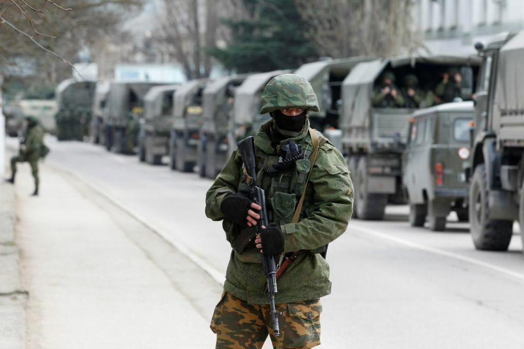 Ilustračná fotografia ozbrojených vojakov vo vozidlách ruskej armády pred stanovišťom ukrajinskej pohraničnej stráže v krymskom meste Balaclava 1. marca 2014. FOTO: Reuters