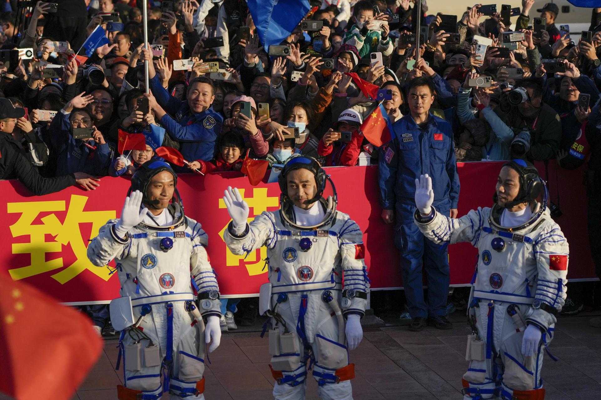 Čínska kozmická loď s najmladšou posádkou odštartovala k vesmírnej stanici